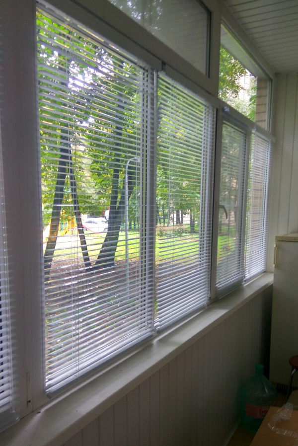 zhalyuzi na balkon i lodzhiyu 4